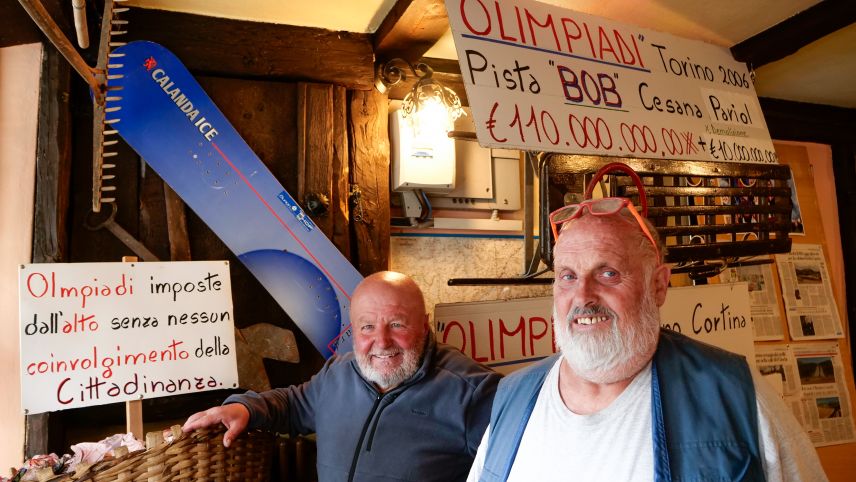 Savio Peri (links) und Carletto Bormolini sprechen in Livigno  offen von einem ökologischen Umweltdesaster und fehlender Nachhaltigkeit bei der Umsetzung der Olympischen Winterspiele Milano Cortina 2026.