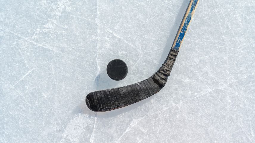 Bald geht es für den Eishockey-Nachwuchs wieder aufs Eis – doch erstmal nur in Scuol. Foto: Shutterstock, Igor Link