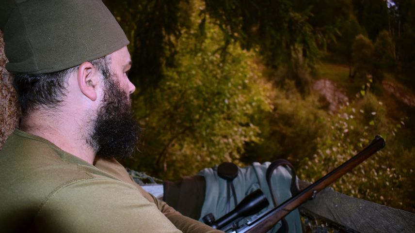 Das aufmerksame Warten und Beobachten sind wesentliche Bestandteile der Jagd.