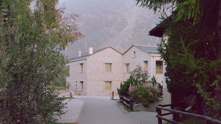 Steinhaus in Maloja, bestehend aus drei separaten Einheiten in einer fächerartigen Bauform. Foto: Renato Maurizio Architekten AG