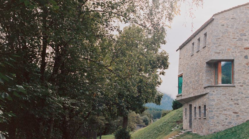 Natursteinhaus in Sent. Natursteine, vor allem wenn diese aus dem Baugrundstück gewonnen wurden, sind nicht nur nachhaltig, sondern durch ihre Patina und variable Farbigkeit auch besonders schön anzusehen. Foto: Renato Maurizio Architekten AG