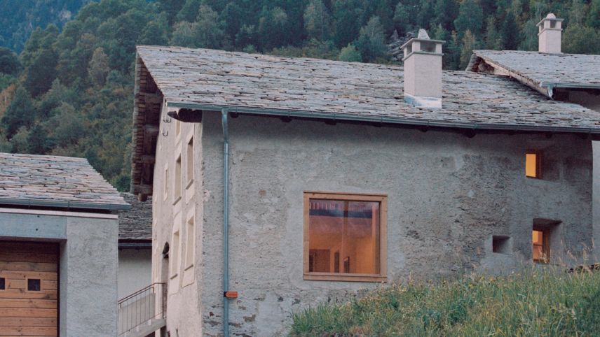 Sorgfältig saniertes Wohnhaus mit Kalkputzfassade in Montaccio, Bergell. Foto: Renato Maurizio Architekten AG