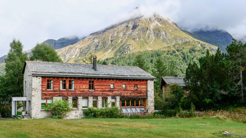 Dieses Haus in Maloja beherbergt das Architekturstudio der Renato Maurizio AG. Es ist eines der ersten Gebäude des Firmengründers Renato Maurizio. Foto: Jon Duschletta  