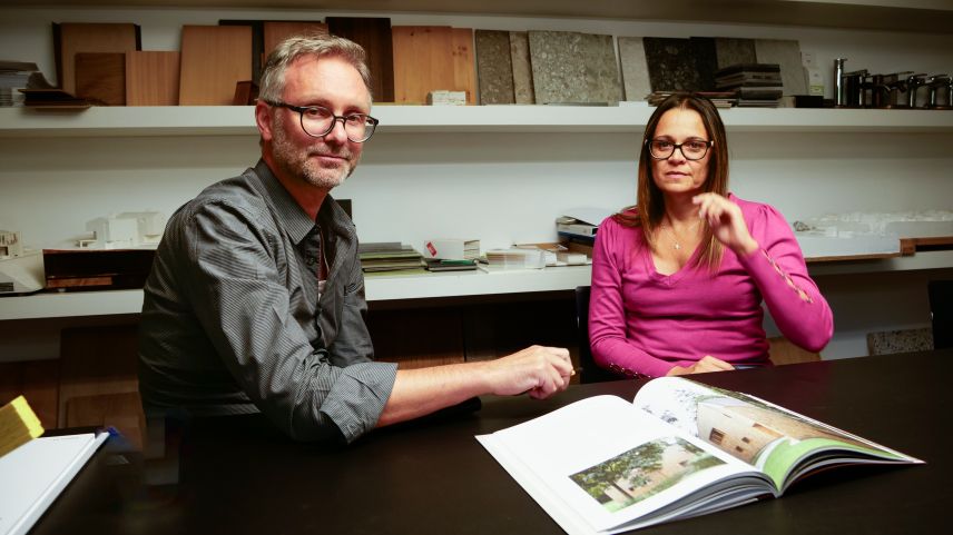 Reto Maurizio und Lara Sposetti mit dem mittlerweile vergriffenen Buch über das Wirken der Maurizio Architekten des Deutschen Architekturverlags. Jetzt erschien beim Quart Verlag ein ihnen gewidmetes Band aus der Reihe "De aedibus".