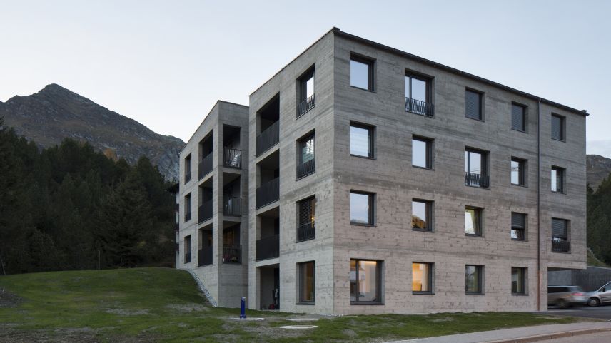 Dieses moderne Mehrfamilienhaus Mota Farun in Sichtbeton steht in Maloja. Foto: Renato Maurizio Architekten AG