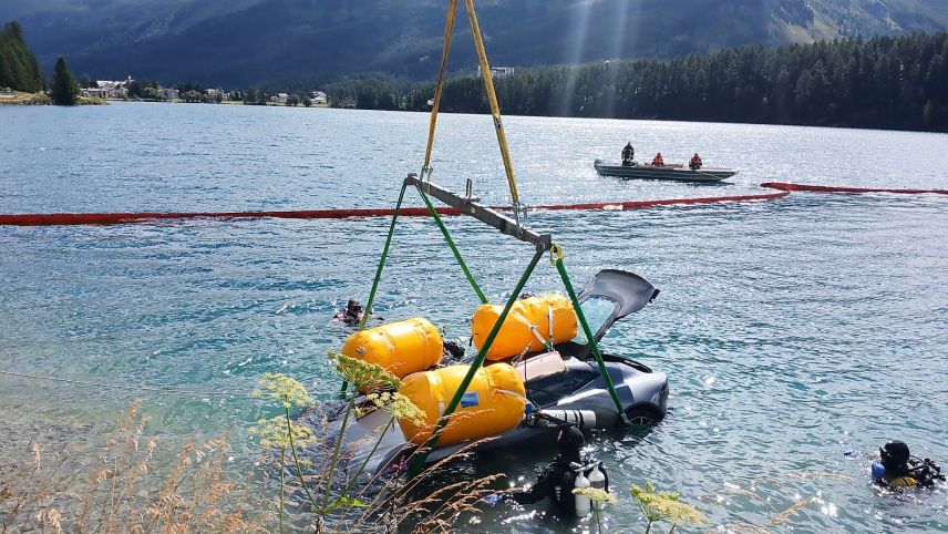  Die Aufgabe der Polizeitaucher ist es, das Fahrzeug zu bergen und es mit ­Luftkissen und Kran an die Oberfläche zu bringen. Fotos: Fabrizio Beltracchi