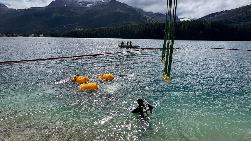 Die Aufgabe der Polizeitaucher ist es, das Fahrzeug zu bergen und es mit ­Luftkissen und Kran an die Oberfläche zu bringen. Fotos: Fabrizio Beltracchi