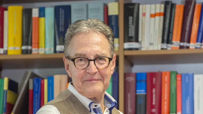 Il giurist sursilvan Toni Hess maina il servezzan giuridic da l’administraziun d’impostas dal Grischun (fotografia: Livia Mauerhofer).