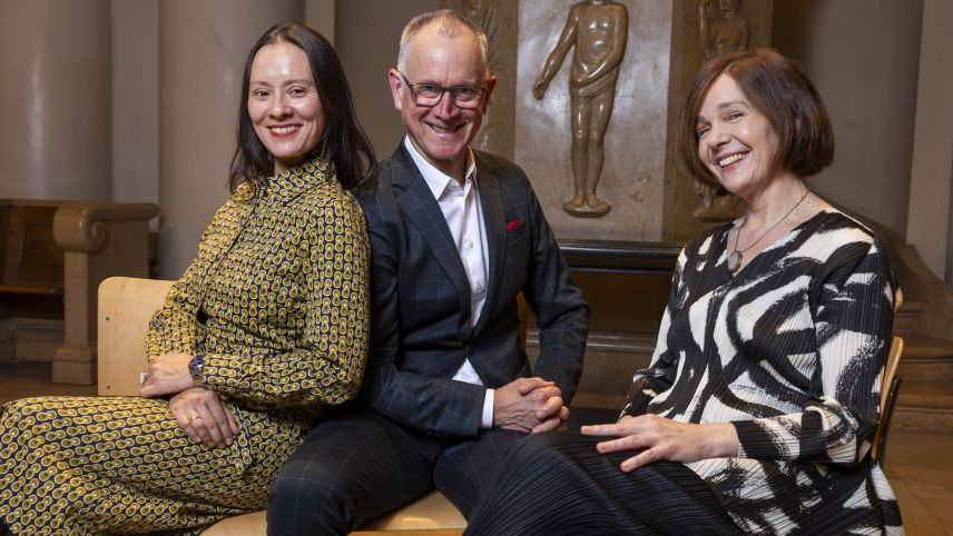 Das diesjährige Leitungstrio des Silser Kulturfestivals zeit:fluss, von links: Anne-May Krüger und Mike Svoboda als künstlerische Leiter sowie Martina Schucan, Leiterin der Cello-Meisterklasse. Foto: Kulturfest zeit:fluss