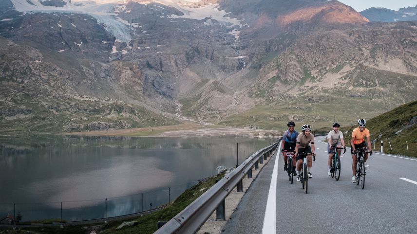 Velofahrerinnen unterwegs am Berninapass. Foto: M. Walther