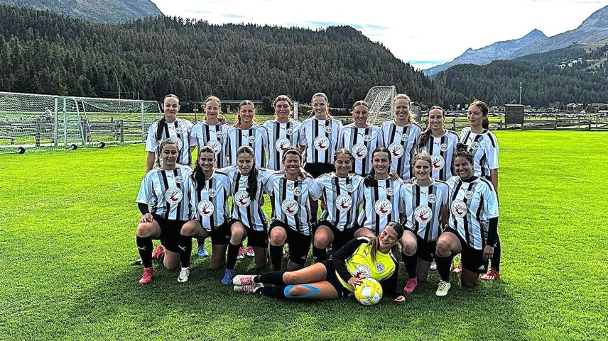 Die Frauen des FC Celerina vor dem Spiel. Foto: FC Celerina Frauen