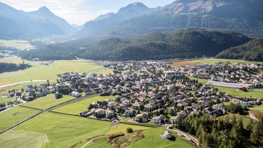 Celerina steht vor dem Abschluss der Totalrevision der Ortsplanung. Auf diesem Bild sind die Freiräume im Siedlungsgebiet sowie zwischen den alten Dorfkernen nach wie vor zu sehen. Bereits zurückgebaut ist die ARA. Foto: Engadin Tourismus