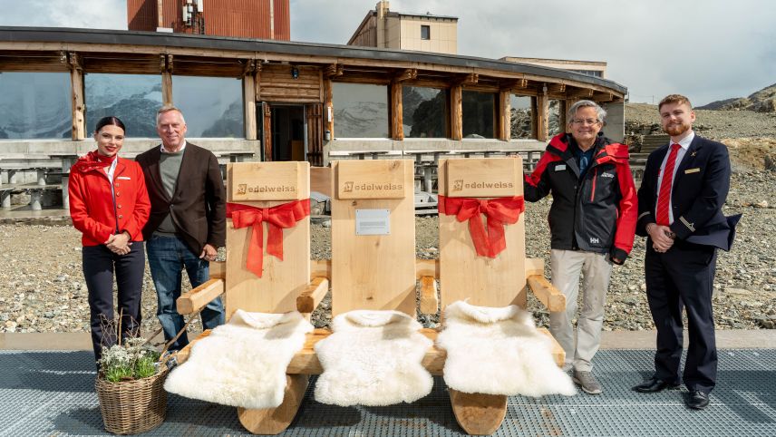 Die Taufpaten Markus Moser (rechts) und Bernd Bauer auf der Diavolezza. Foto: Edelweiss Air AG, Loren Bedeli.