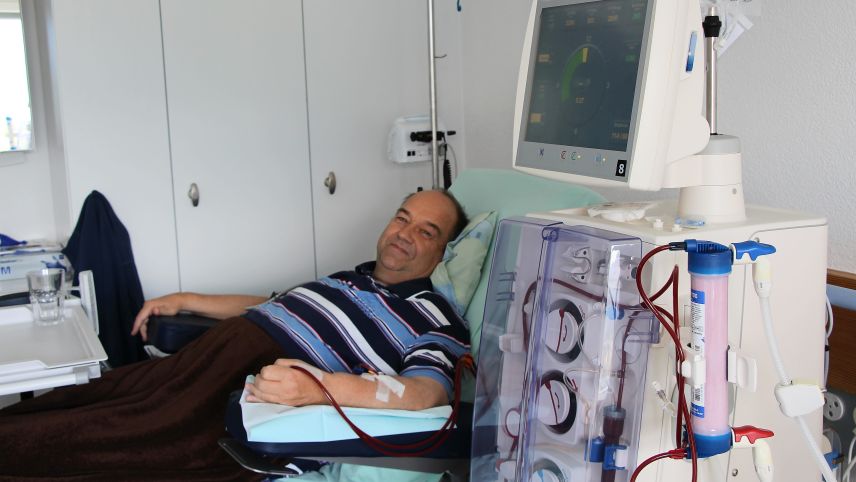 Dialyse bei Herrn Loebe: eine externe Niere filtert aus dem Patientenblut die Abfallprodukte und entzieht überschüssiges Wasser. 
Fotos: Stefanie Weck Widmer.