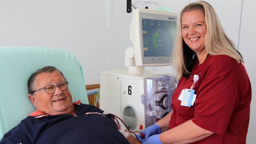Im Engadin können nierenkranke Menschen wie zum Beispiel Franz Vogel ihre Ferien verbringen, denn das Spital Oberengadin bietet Feriendialyse an. Franziska Meinusch leitet die Dialysestation.