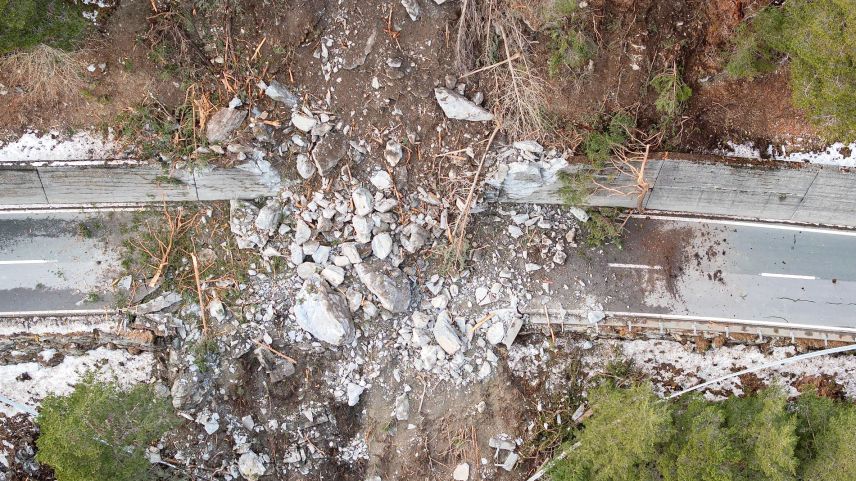 Erdrutsche nehmen zu. Hier ein Felssturz unterhalb Vinadi im Dezember 2023, der die Engadinstrasse verschüttet hat. Rutsche und Murgänge wirken sich schlussendlich auch auf das Geschiebe im Inn aus. 