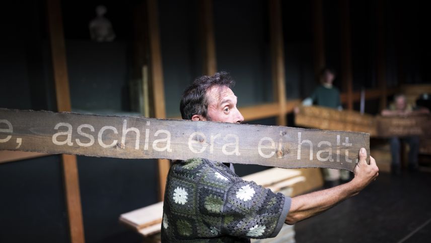 Il text dad Asa Hendry es omnipreschaint. fotografia: Mayk Wendt