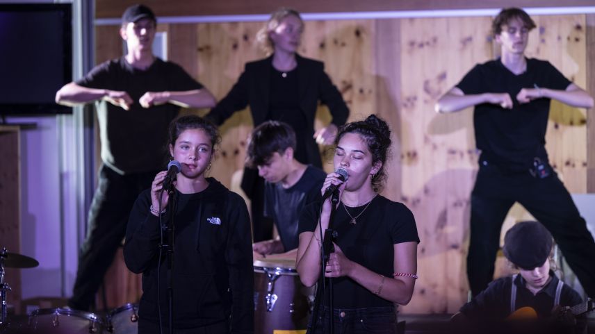 Jugendliche des Lyceum Alpinum führten das Stück New World auf. Foto: Mayk Wendt