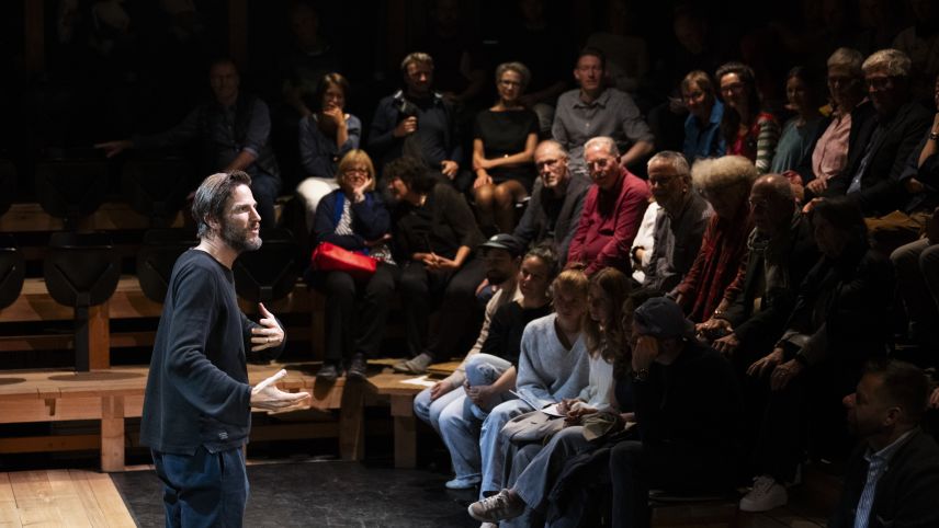 Ivo Bärtsch begrüsst das Publikum im Zuoz Globe.  Foto: Mayk Wendt