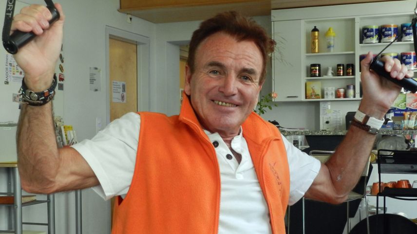 Daspö 25 ons s’ingascha Herwig Schmied in seis center da fitness a Scuol pel bainstar corporal da sia cliantella (fotografia: Annatina Filli).