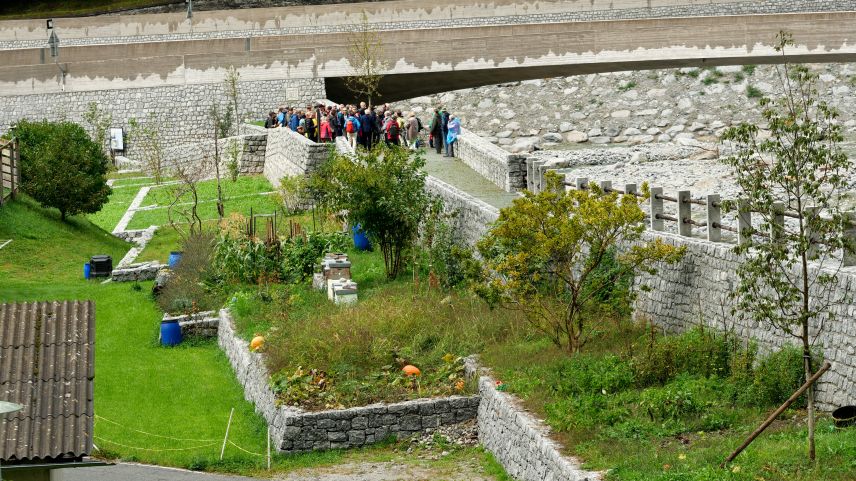 Üppige Gärten entlang des Dammwegs, der neuen Uferpromenade Bondos, verbreiten in der Bondariner Bevölkerung Hoffnung und Zuversicht und lenken etwas von den massiven Schutzbauten im Ausläufer der Bondasca ab. 