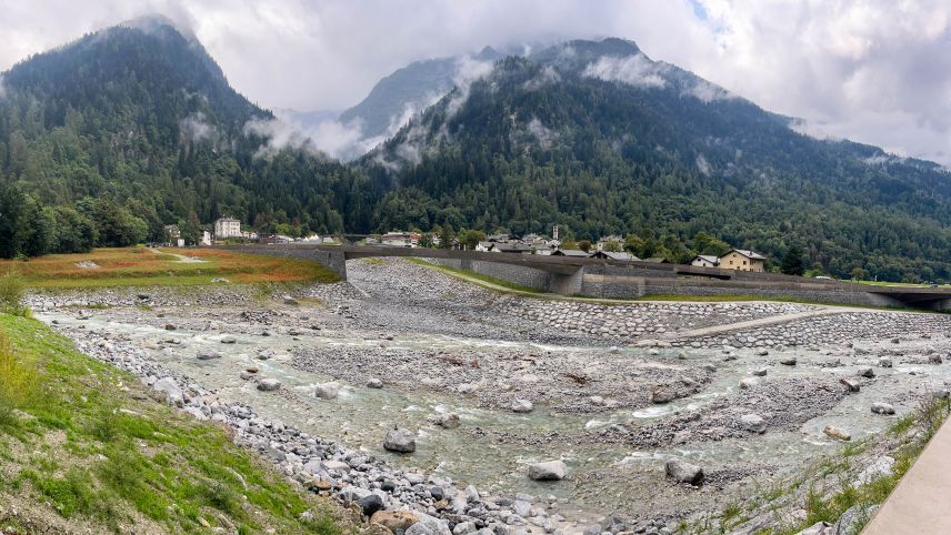 Promontogno und Bondo (rechts) von Sottoponte aus gesehen mit den drei neuen Brücken und dem Auffangbecken am Zusammenfluss von Bondasca und Maira.