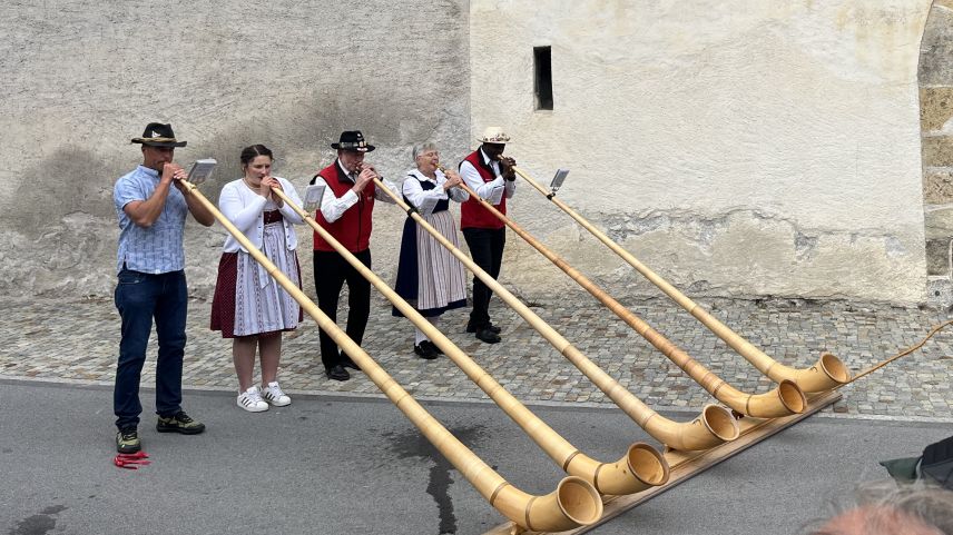 Las tübas pisseran per ün'atmosfera festiva. fotografia: David Truttmann/FMR