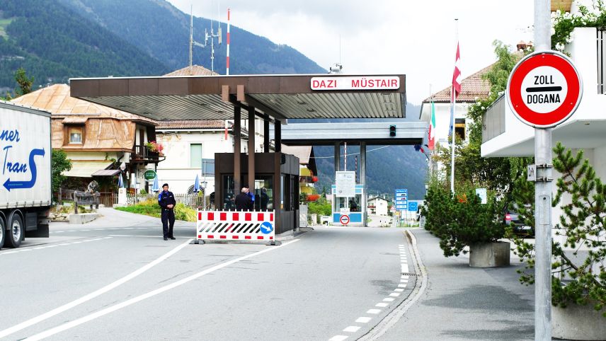 Adüna damain controllas daja pro'l dazu a Müstair. fotografia: Mayk Wendt