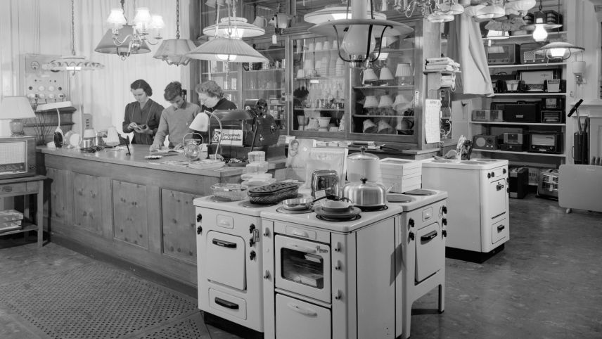 Das vormalige Verkaufsgeschäft der Firma Pomatti in St. Moritz mit Anita Pomatti-Riz à Porta (links). Fotos: Dokumentationsbibliothek St. Moritz/Andreas Pedrett/Copyright Max Galli