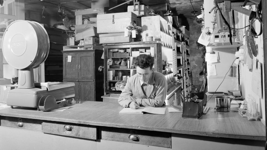 Herr Brupbacher, der Schwiegersohn von Antonio Pomatti, im Magazin der Firma Pomatti. 