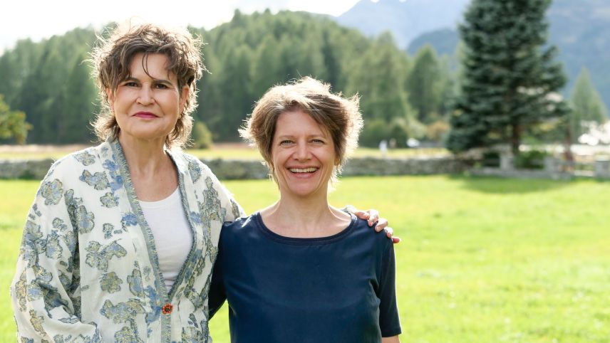 Die literarischen «Bergführerinnen», Romana Ganzoni (links) und Franziska von Fischer in Sils. Fotos: Jon Duschletta