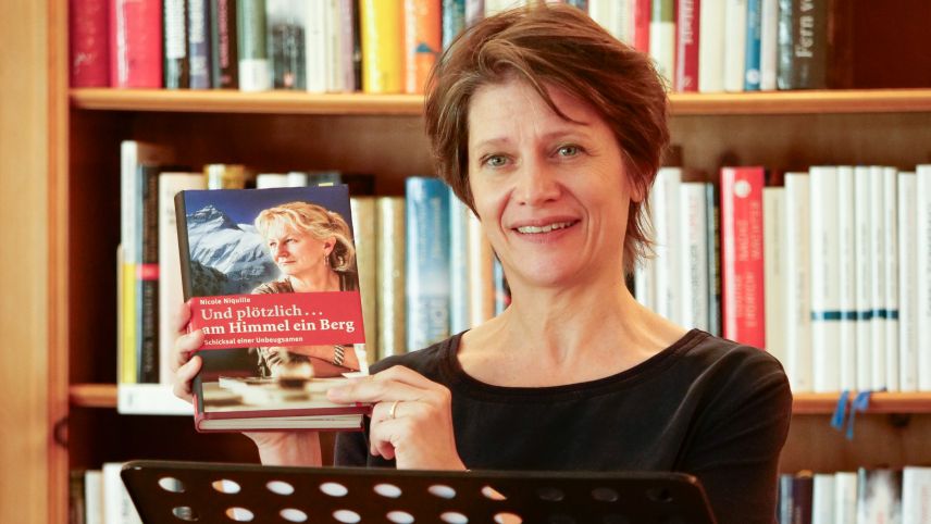 Franziska von Fischer mit dem Buch "Und plötzlich... am Himmel ein Berg" von Nicole Niquille, der ersten diplomierten Bergführerin der Schweiz.