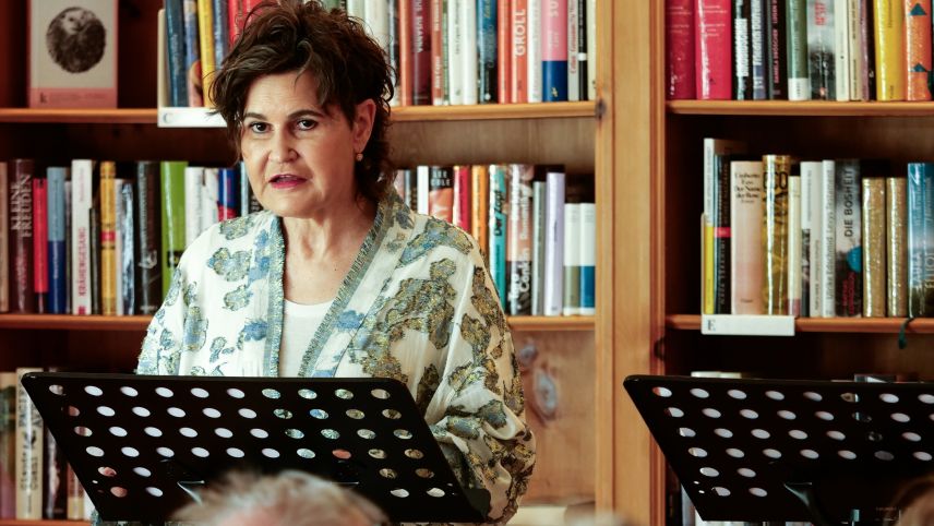 Romana Ganzoni während der Lesung "Die Bergführerin" in der Biblioteca Engiadinaisa in Sils.
