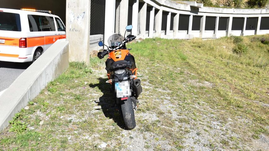 Die Motorradfahrerin kollidierte mit einem talwärts fahrenden Lastwagen. Foto: Kantonspolizei