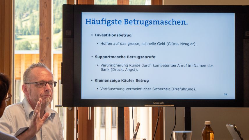 Flavian Gieriet präsentierte während seinen Ausführungen nicht nur spannende Details und Zahlen, sondern auch viel Wissenswertes rund um die Methoden von Online-Betrügern. Fotos: Jon Duschletta