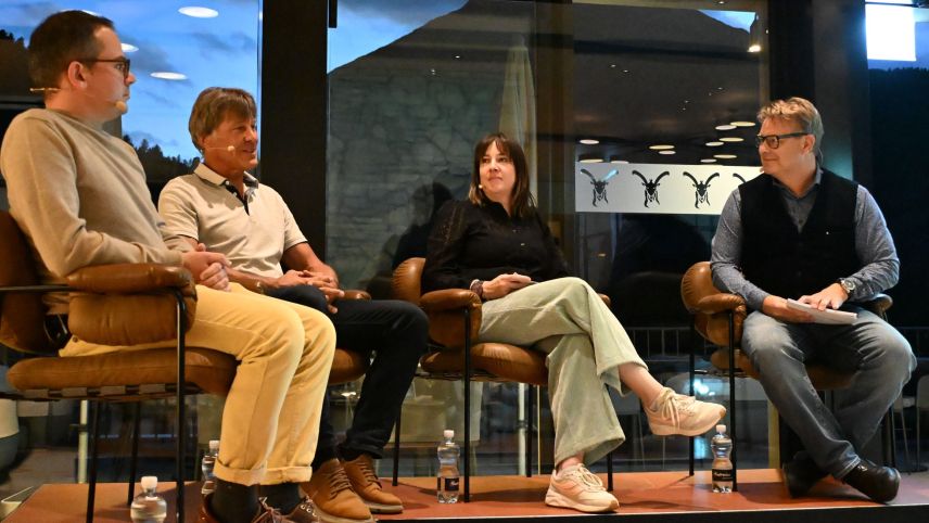 Anlässlich des Pontresiner Stammtischs diskutierte Moderator Andrea Gutgsell (rechts) mit Ursin Maissen, Peter Käch und Nöemi Ruckstuhl zum Thema  «Tourismus – der Wirtschaftsmotor in Pontresina». Foto: Reto Stifel