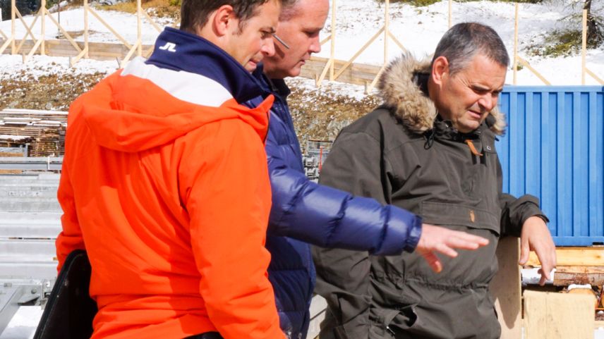 Guido Mittner (Mitte) während einer Bauabnahme im Zielgelände der Ski-WM 2017 in St. Moritz. Foto: Jon Duschletta 