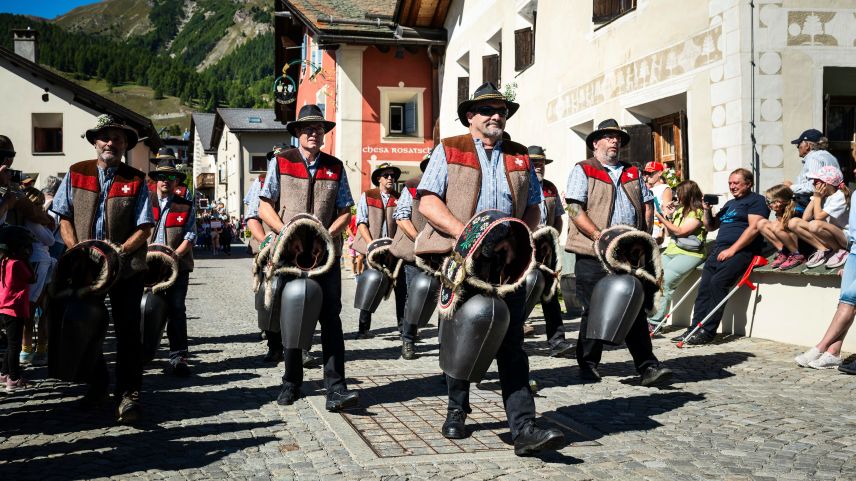 Der Alpabzug wird von Schweizer Brauchtum wie den S-Cheleders La Margna begleitet. Foto: Steve Hagedorn