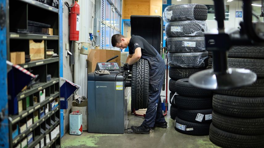 Il mecatronist d’automobils Nico Andrighetti imprenda seis manster pro la Central-Garage Denoth SA a Scuol.