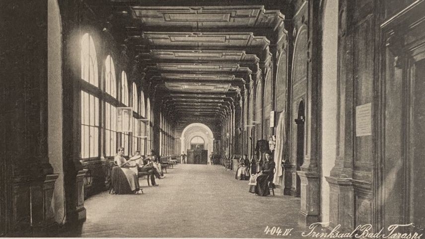 Die Wandelhalle mit den einheimischen Frauen, die Stickarbeiten verkauften. Foto: Sommer und Winterkurorte/Romedo Guler