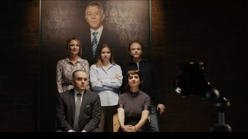 La famiglia Durisch chi ha da realisar l’ultim giavüsch dal patrun, bap e bazegner mort. fotografia: RTR