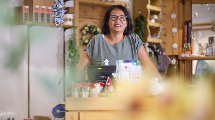 «Uossa lessa tour ün pa plü pachific», disch Kathrin Koch-Leuthold cuort avant ch’ella serra sia butia da fluors a Scuol. fotografias: Michael Steiner