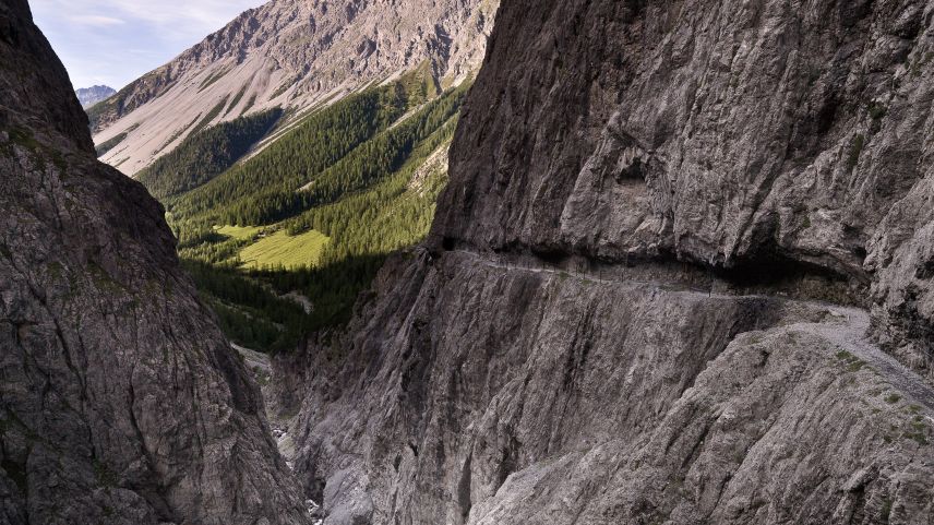 Der in Felsen gehauene Schluchtenweg. Foto: Andrea Badrutt/TESSVM