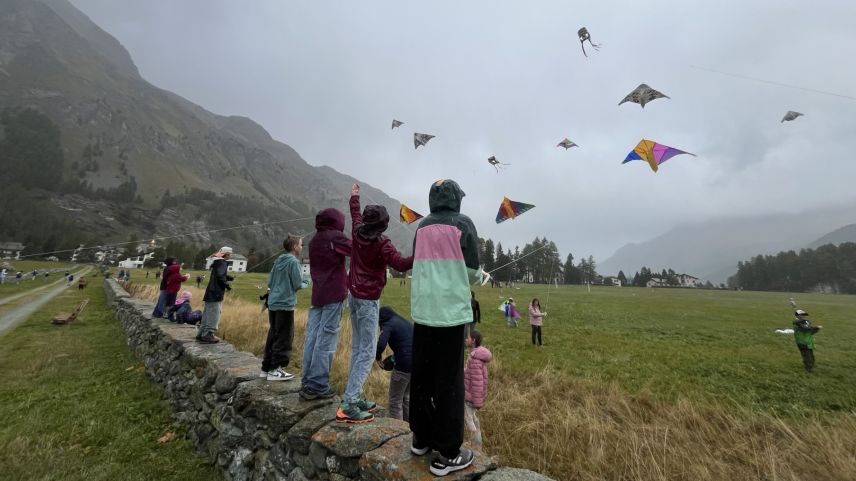 Auch der Regen konnte die Faszination des Drachenfliegens bei den Kindern nicht stoppen.  Foto: Andrea Gutgsell