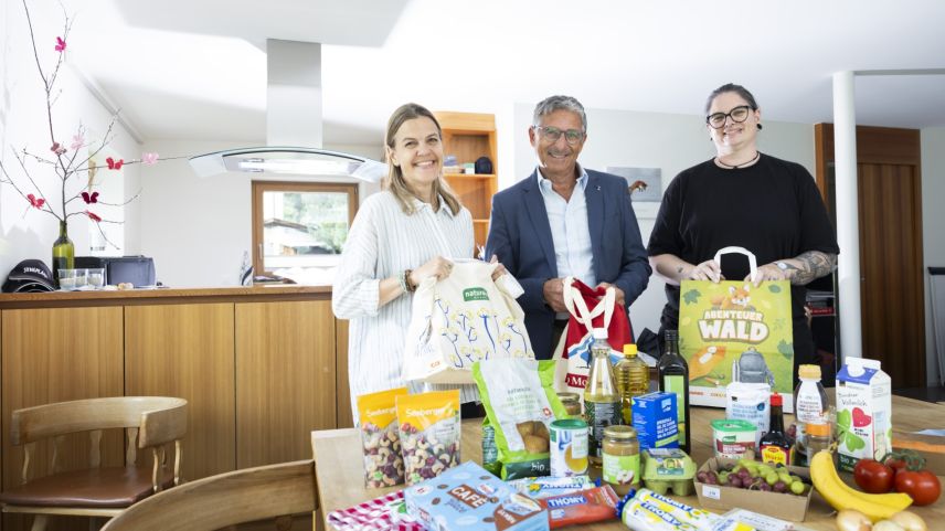 Ein Jahr lang kostenlose Lebensmittel für Menschen mit Demenz: Claudia Visinoni, Präsidentin des Vereins Frondis, Coop-Regionalrat Roberto Godenzi und Frondis-Betriebsleiterin Stephanie Thür (v. l.). Foto: Coop Ostschweiz-Ticino/Nicola Pitaro