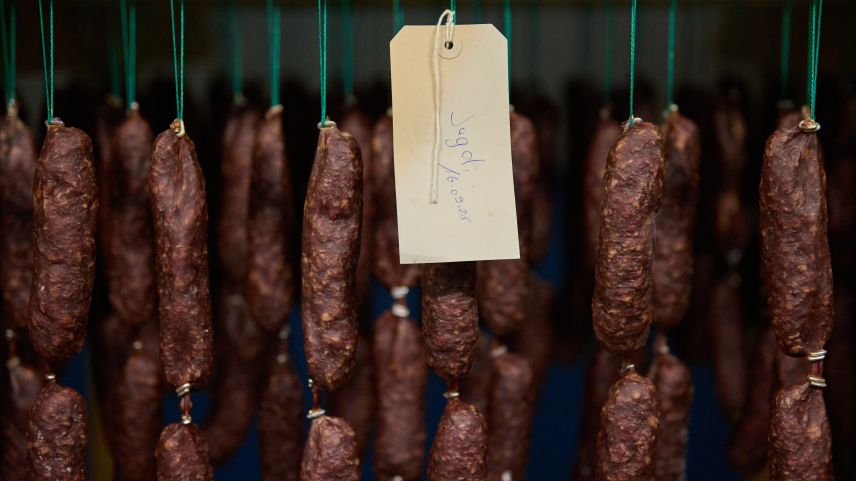 Tschients e tschients da liongias pendan pro Hatecke suot il tet per sechantar. 