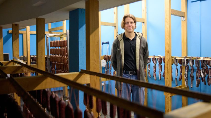 «Nus fain tuot las liongias tenor la listessa receptura», disch Noah Hatecke chi’d es tuornà al principi d’on in l’affar da famiglia. Tschients e tschients da
liongias pendan pro Hatecke suot il tet per sechantar.