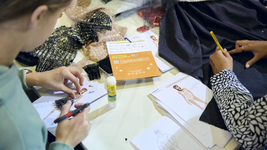 Die Bekleidungsgestalterinnen während den SwissSkills. Kim Hübner aus Madulain verpasste das Podest nur knapp. SwissSkills/Manu Friederich