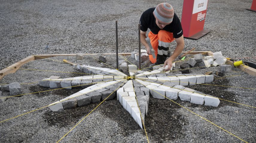 Die SwissSkills boten über die spannenden Wettkämpfe hinaus Einblick in rund 150 verschiedene Berufe, beispielsweise in jenen des Pflästerers. Foto: SwissSkills/Valerie Chetelat