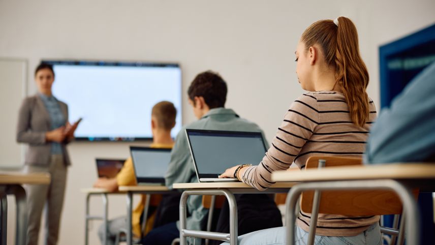 Schülerinnen und Schüler lernen mediale Kompetenzen. Foto: Shutterstock/Drazen Zigic